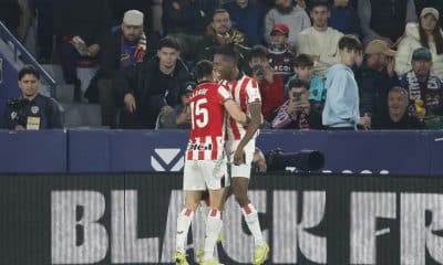El delantero del Athletic Nico Williams (d) celebra con Íñigo Lekue tras marcar el segundo gol ante el Levante, durante el partido de LaLiga que Levante UD y Athletic Club disputaron en el estadio Ciutat de Valencia. EFE/Ana Escobar