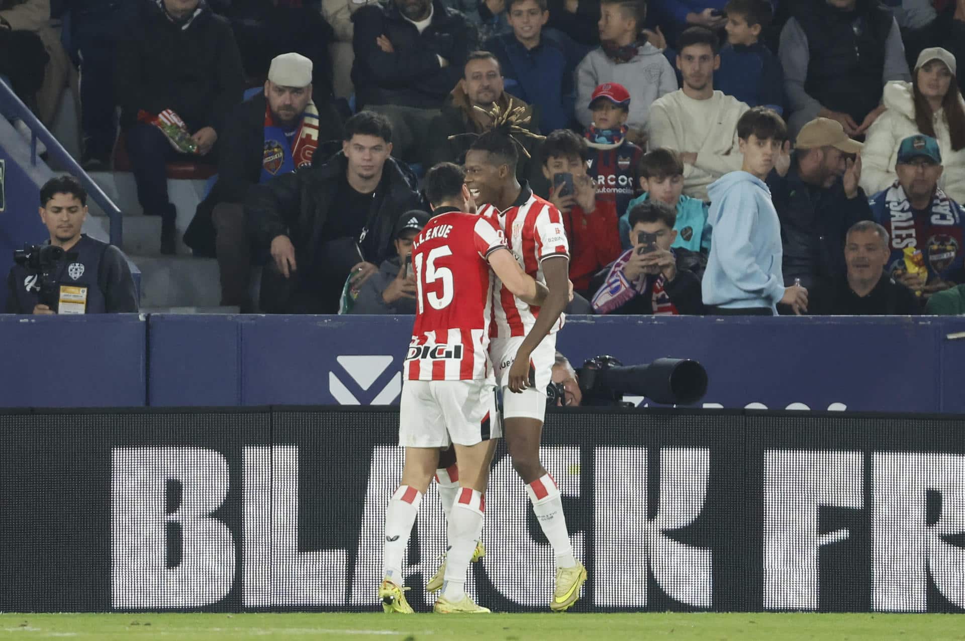 El delantero del Athletic Nico Williams (d) celebra con Íñigo Lekue tras marcar el segundo gol ante el Levante, durante el partido de LaLiga que Levante UD y Athletic Club disputaron en el estadio Ciutat de Valencia. EFE/Ana Escobar