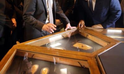 El nuevo director general de la Unesco, Jaled al Anani, en una imagen cuando era el ministro egipcio de Antigüedades, (D) durante la inauguración de una exposición de piezas encontradas en la tumba del célebre faraón Tutankamón, que nunca antes habían sido mostradas al público y que han sido restauradas durante tres años en el marco de un proyecto egipcio-alemán, en El Cairo, Egipto, el 15 de noviembre del 2017. 
EFE/Khaled Elfiqi