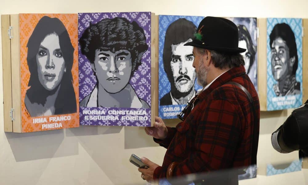 Una persona recorre la exposición exhibida en el Museo de la Independencia Casa del Florero este 6 de noviembre de 2025, en Bogotá (Colombia). EFE/ Mauricio Dueñas Castañeda