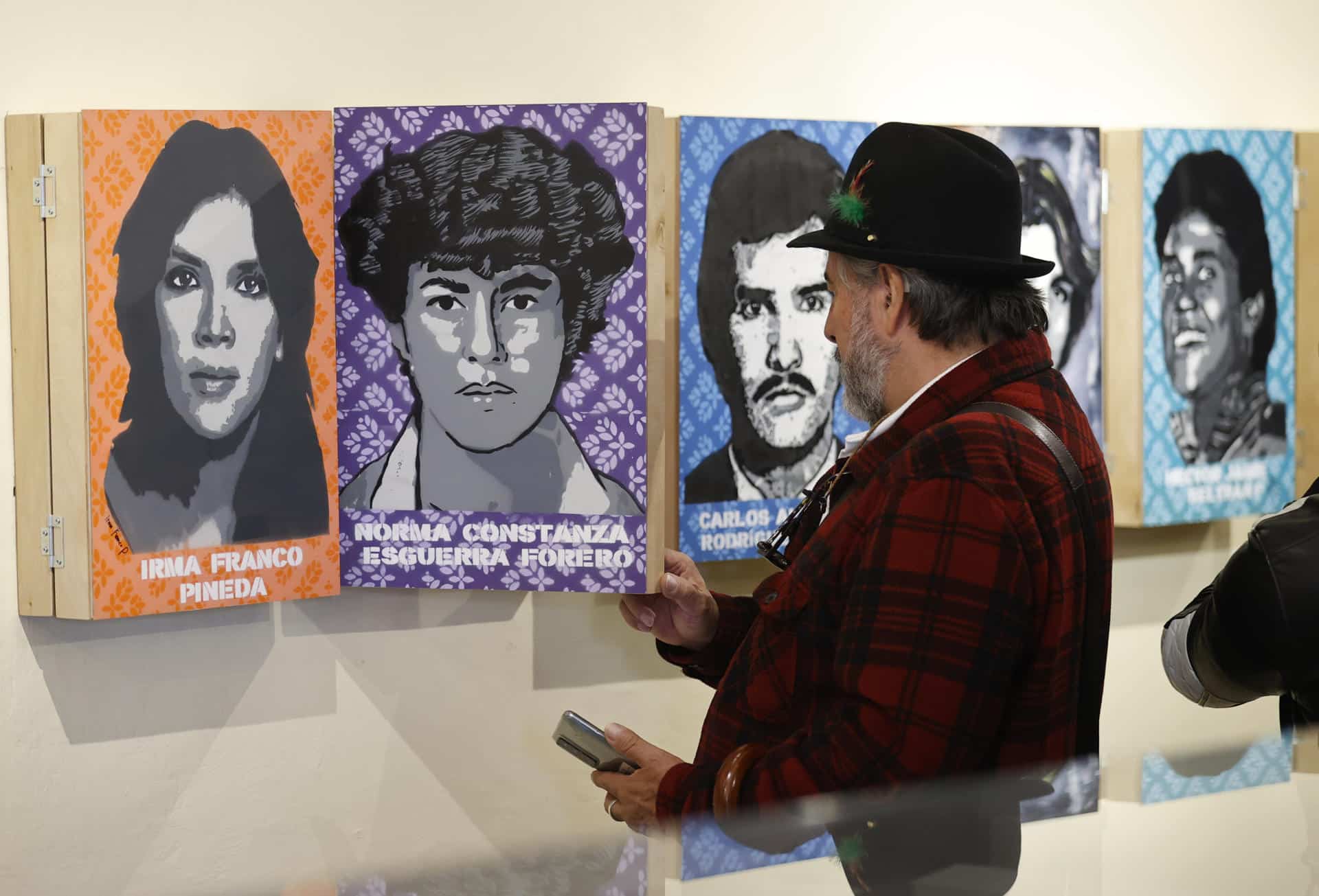 Una persona recorre la exposición exhibida en el Museo de la Independencia Casa del Florero este 6 de noviembre de 2025, en Bogotá (Colombia). EFE/ Mauricio Dueñas Castañeda