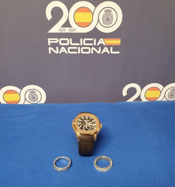 Un reloj valorado en 90.000 euros y dos anillos en otros 60.000 han sido recuperados por la Policía Nacional después de que un jugador de la Selección Turca de fútbol los olvidara en los vestuarios tras el partido en el Estadio de la Cartuja de Sevilla del encuentro clasificatorio para el Mundial de fútbol 2026 contra la Selección Española.EFE/Policía Nacional//SOLO USO EDITORIAL/SOLO DISPONIBLE PARA ILUSTRAR LA NOTICIA QUE ACOMPAÑA (CRÉDITO OBLIGATORIO)//