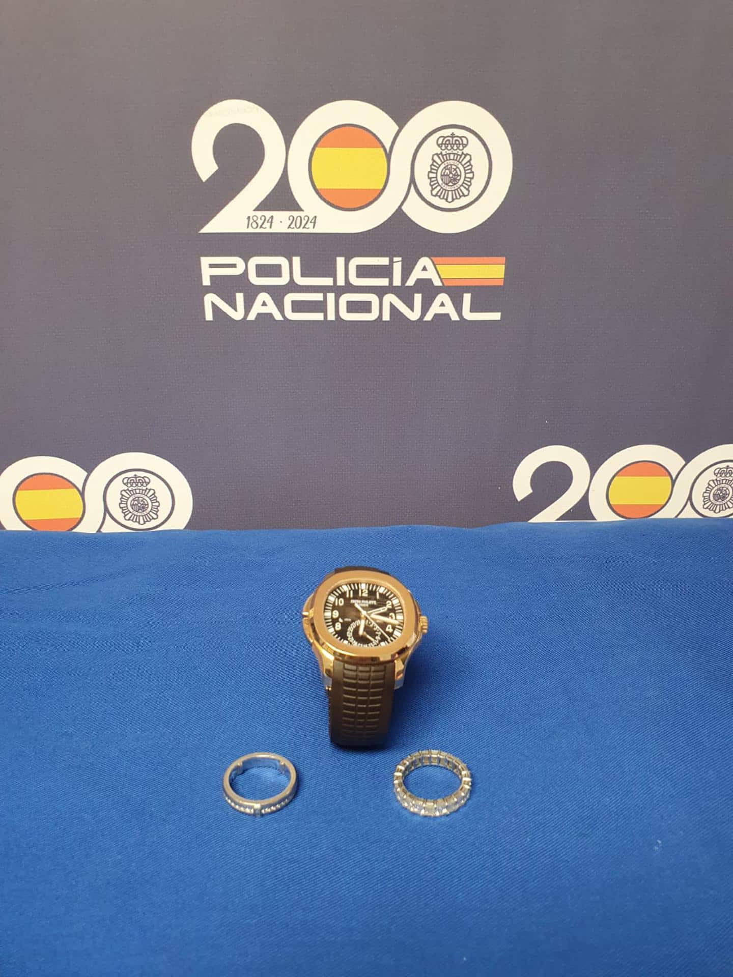 Un reloj valorado en 90.000 euros y dos anillos en otros 60.000 han sido recuperados por la Policía Nacional después de que un jugador de la Selección Turca de fútbol los olvidara en los vestuarios tras el partido en el Estadio de la Cartuja de Sevilla del encuentro clasificatorio para el Mundial de fútbol 2026 contra la Selección Española.EFE/Policía Nacional//SOLO USO EDITORIAL/SOLO DISPONIBLE PARA ILUSTRAR LA NOTICIA QUE ACOMPAÑA (CRÉDITO OBLIGATORIO)//