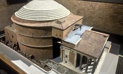El Panteón de Roma, uno de los monumentos más emblemáticos de la ciudad, ha experimentado a lo largo de los siglos transformaciones y usos, un proceso que se presenta ahora mediante una experiencia inmersiva para comprender su evolución histórica y la del óculo, su conocido "ojo". "El visitante encontrará una narración nueva, es decir, un relato que introduce al público a un Panteón invisible, un Panteón que hasta ahora no había sido contado", explicó hoy a EFE el director interino del Panteón y de Castell Sant'Angelo, Luca Mercuri. EFE/ Carlos Expósito