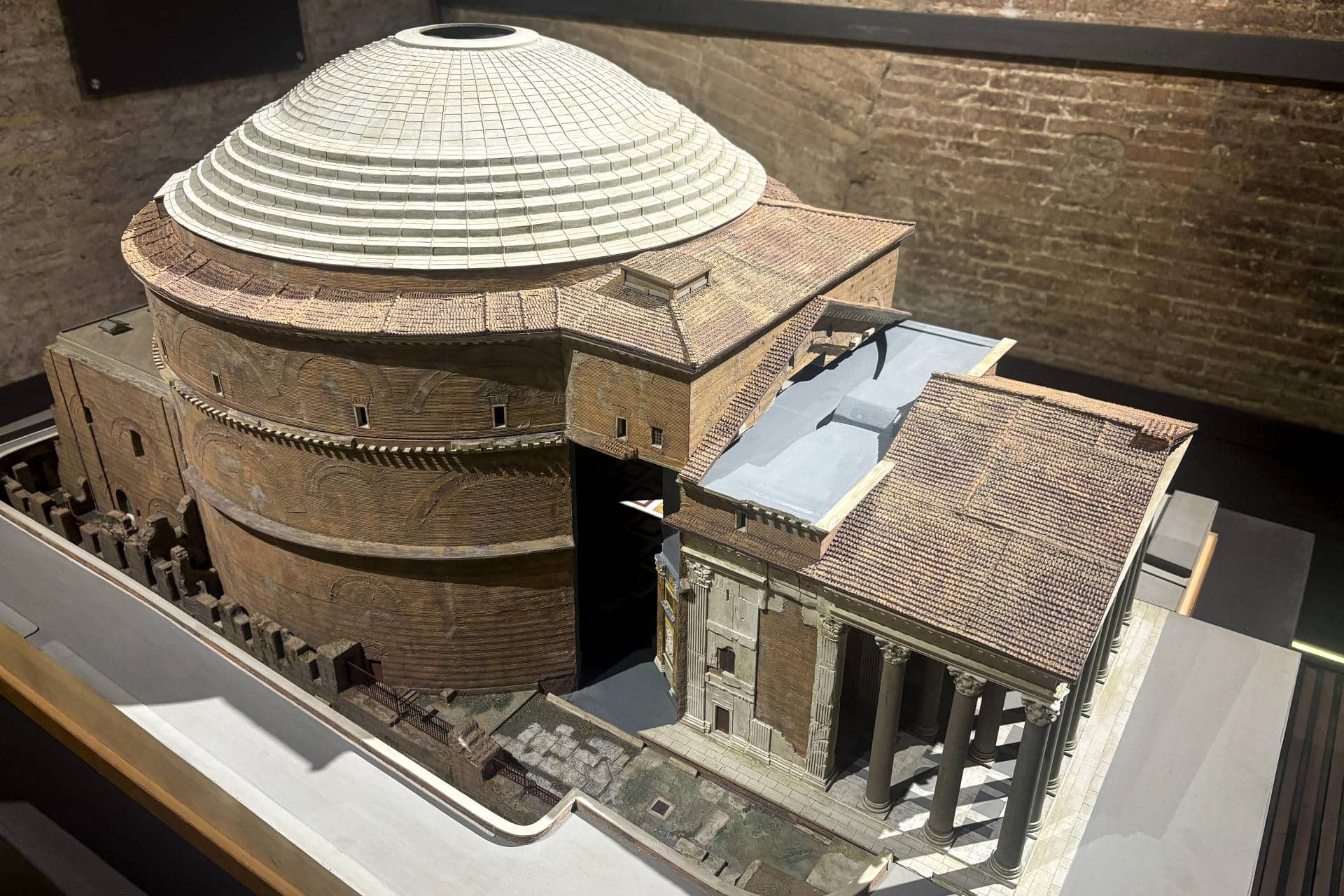 El Panteón de Roma, uno de los monumentos más emblemáticos de la ciudad, ha experimentado a lo largo de los siglos transformaciones y usos, un proceso que se presenta ahora mediante una experiencia inmersiva para comprender su evolución histórica y la del óculo, su conocido "ojo". "El visitante encontrará una narración nueva, es decir, un relato que introduce al público a un Panteón invisible, un Panteón que hasta ahora no había sido contado", explicó hoy a EFE el director interino del Panteón y de Castell Sant'Angelo, Luca Mercuri. EFE/ Carlos Expósito