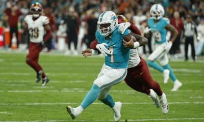 El quartereback del Miami Dolphins, Tua Tagovailoa, durante el partido de liga regular de la Liga de Fútbol Americano (NFL), que este domingo disputaron los equipos Miami Dolphins y Washington Commanders, este domingo en el Estadio Santiago Bernabéu. EFE/JuanJo Martín