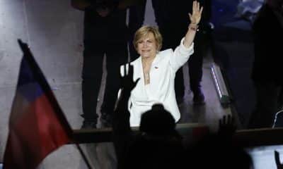 La candidata a la Presidencia de Chile por el partido Chile Grande y Unido, Evelyn Matthei, saluda durante un acto de cierre de campaña este Jueves, en Santiago (Chile). EFE/ Elvis González