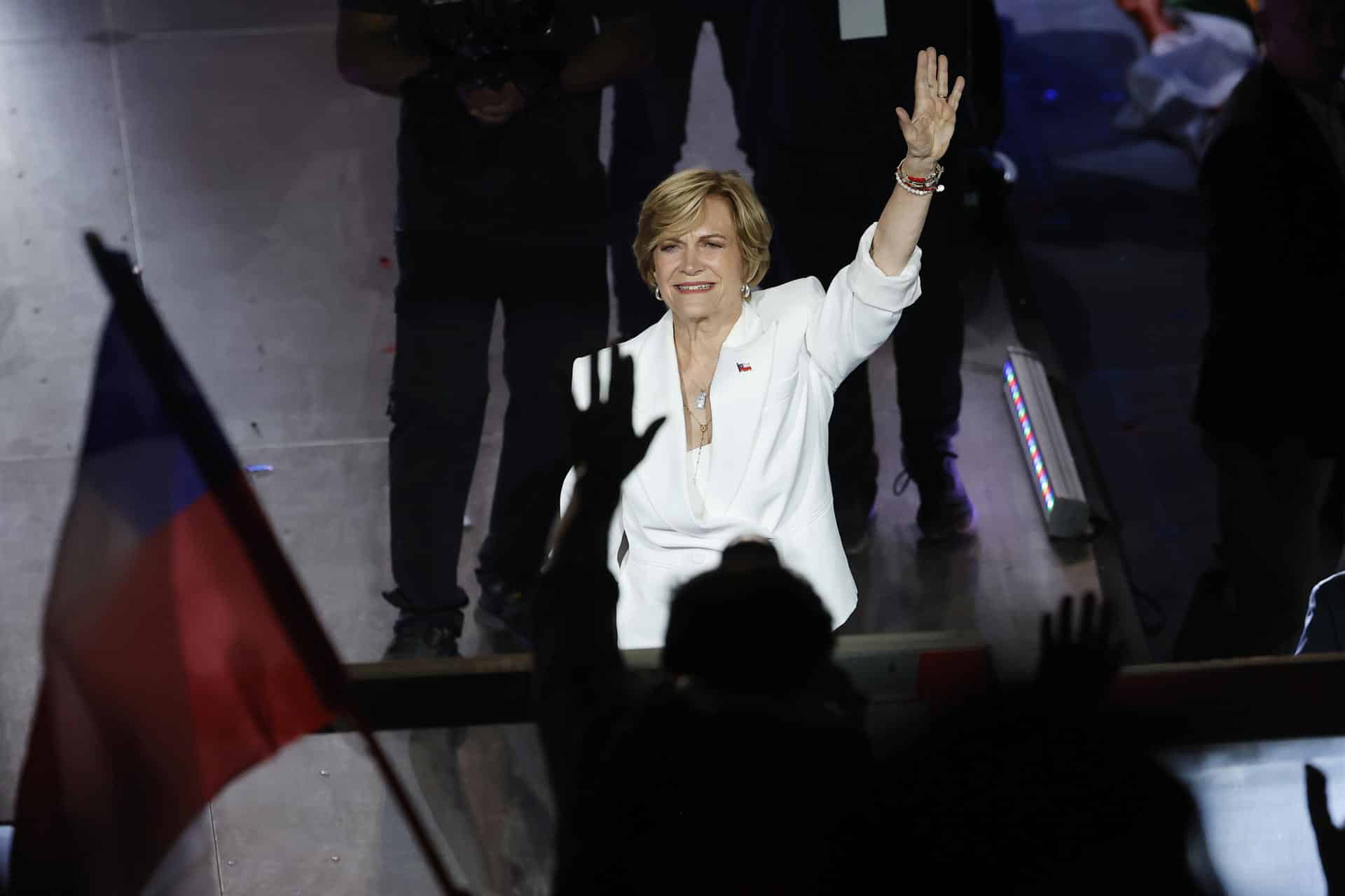 La candidata a la Presidencia de Chile por el partido Chile Grande y Unido, Evelyn Matthei, saluda durante un acto de cierre de campaña este Jueves, en Santiago (Chile). EFE/ Elvis González