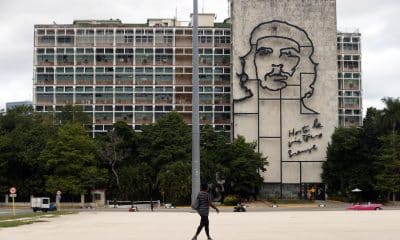 Una mujer camina frente al edificio del Ministerio del Interior de Cuba (Minint) con la imagen del guerrillero argentino-cubano Ernesto 'Ché' Guevara este viernes, en la plaza de la Revolución en La Habana (Cuba). EFE/ Ernesto Mastrascusa