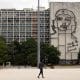 Una mujer camina frente al edificio del Ministerio del Interior de Cuba (Minint) con la imagen del guerrillero argentino-cubano Ernesto 'Ché' Guevara este viernes, en la plaza de la Revolución en La Habana (Cuba). EFE/ Ernesto Mastrascusa