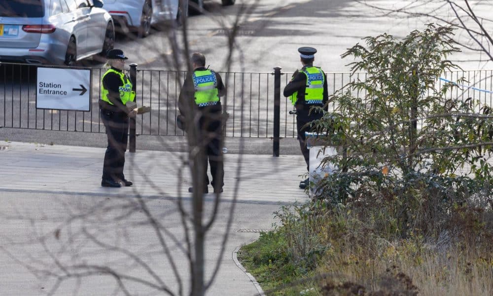 Policías custodian el acceso a la estación de tren de Huntington. EFE/EPA/TAYFUN SALCI