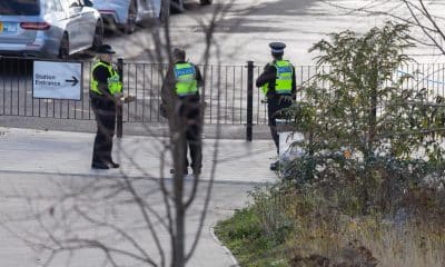 Agentes de Policía británicos en una estación de tren. EFE/ Andy Rain