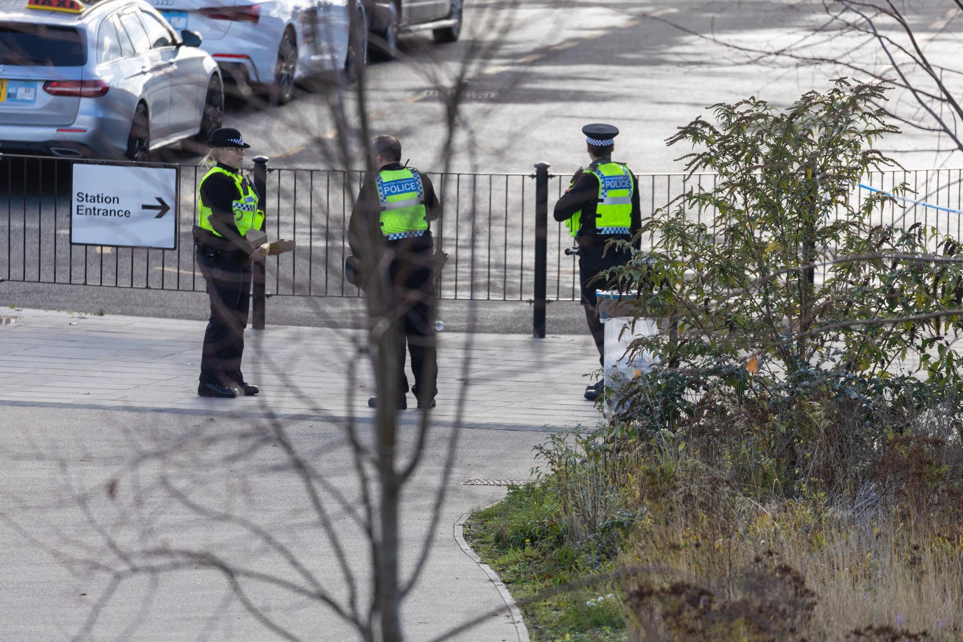 Policías custodian el acceso a la estación de tren de Huntington. EFE/EPA/TAYFUN SALCI