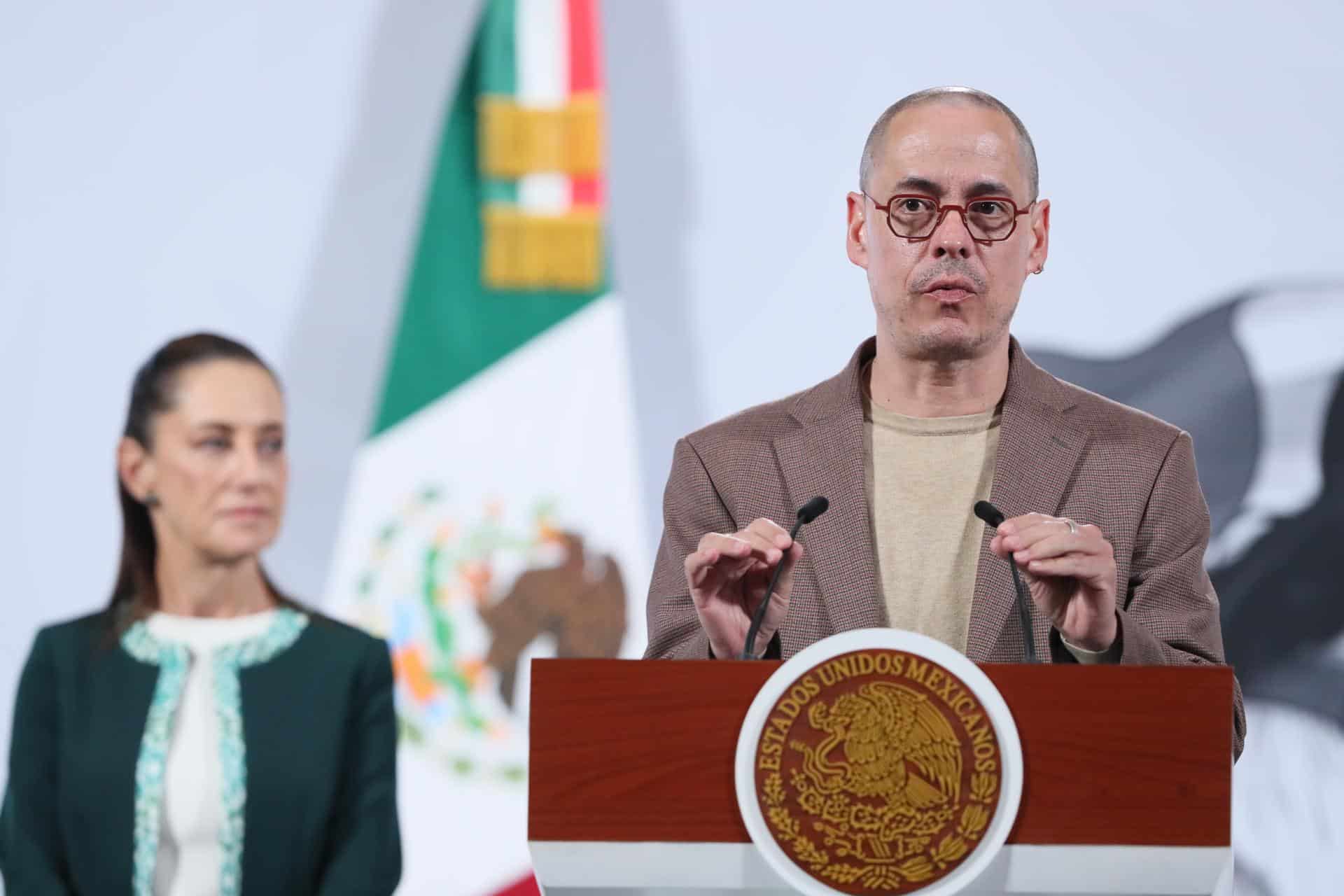 El titular de la Agencia de Transformación Digital y Telecomunicaciones, José Antonio Peña Merino, habla durante una rueda de prensa este miércoles en el Palacio Nacional de la Ciudad de México (México). EFE/ Mario Guzmán