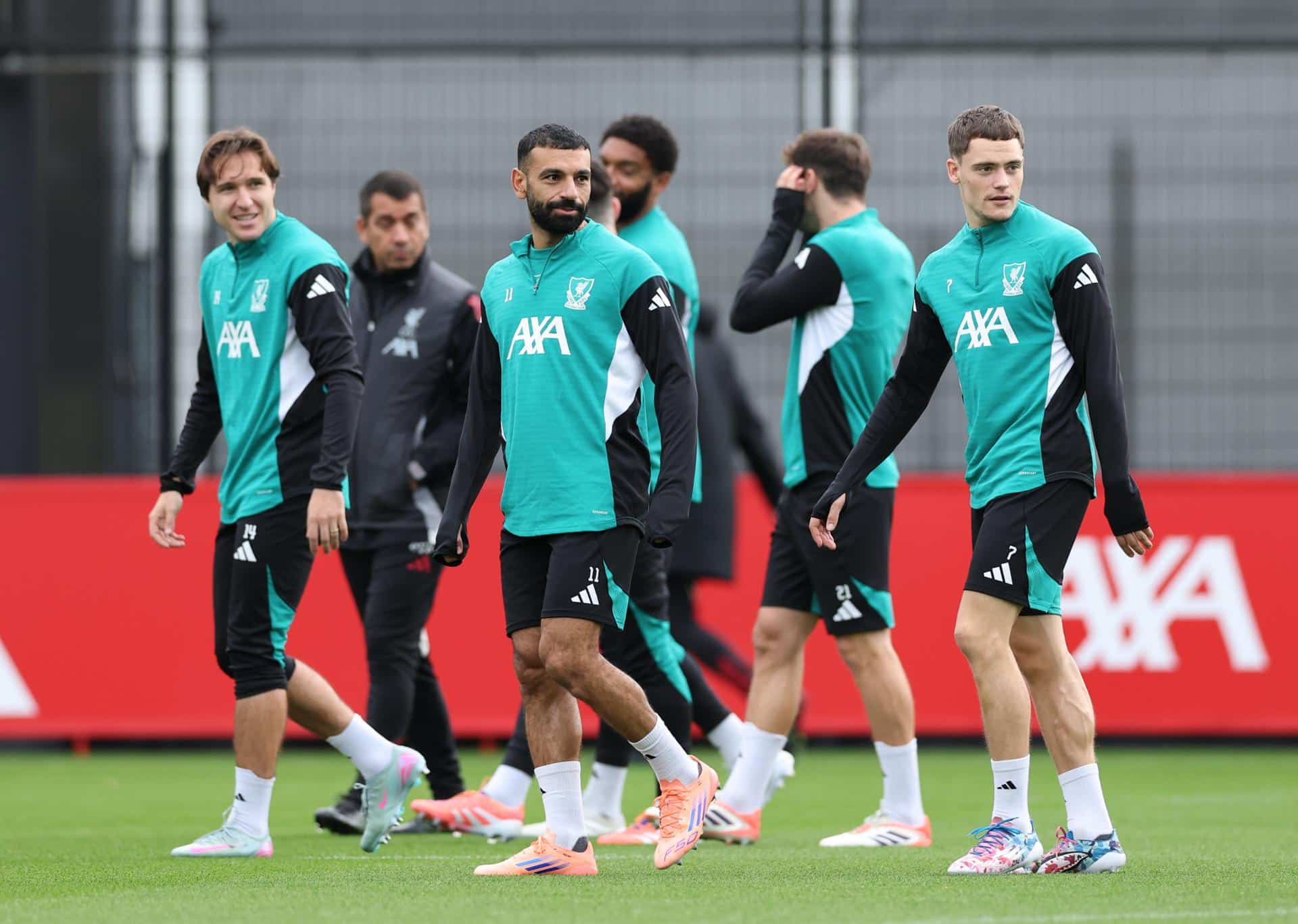 Los jugadores del Liverpool Federico Chiesa, Mohamed Salah, y Florian Wirtz of Liverpool durante el entrenamiento de este lunes. EFE/EPA/ADAM VAUGHAN