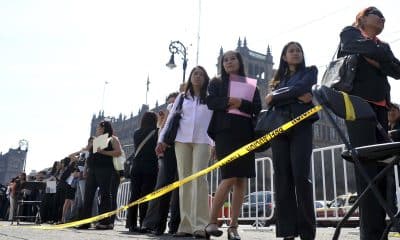 Fotografía de archivo que muestra a personas que esperan en fila en busca de empleo, en el Zócalo de Ciudad de México (México). EFE/Mario Guzmán
