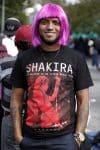 Un seguidor de la cantante colombiana Shakira espera este sábado, en los exteriores del estadio Olímpico Atahualpa, en Quito (Ecuador). EFE/ José Jácome
