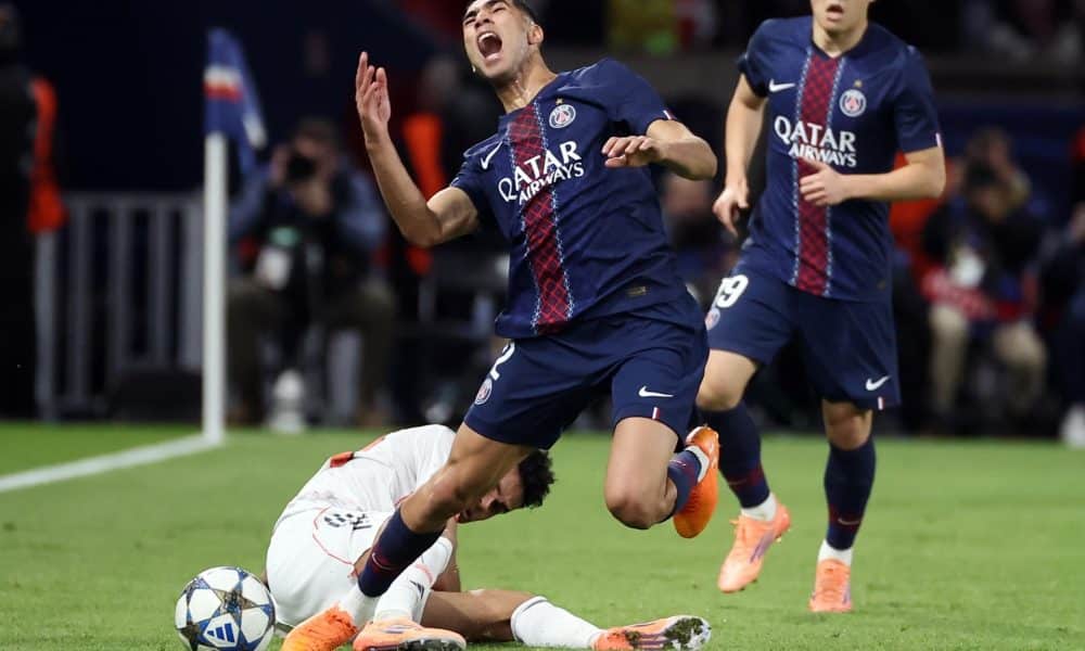 La dura entrada del colombiano Luis Díaz, jugador del Bayern, sobre el marroquí Achraf Hakimi, del PSG. EFE/EPA/CHRISTOPHE PETIT TESSON