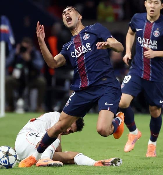 La dura entrada del colombiano Luis Díaz, jugador del Bayern, sobre el marroquí Achraf Hakimi, del PSG. EFE/EPA/CHRISTOPHE PETIT TESSON
