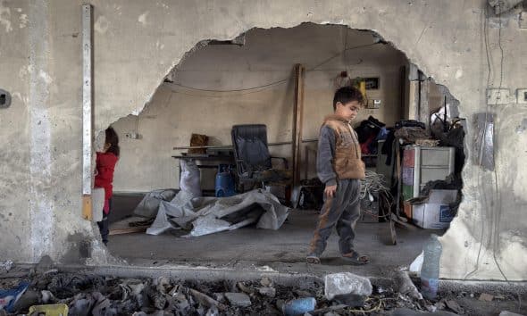 Un niño gazatí entre los escombros en el barrio de Zeitún, uno de los lugares atacados por Israel, en la ciudad de Gaza. EFE/ Ahmad Awad