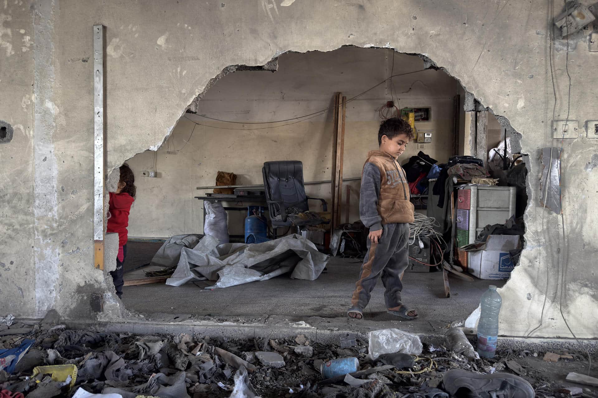 Un niño gazatí entre los escombros en el barrio de Zeitún, uno de los lugares atacados por Israel, en la ciudad de Gaza. EFE/ Ahmad Awad