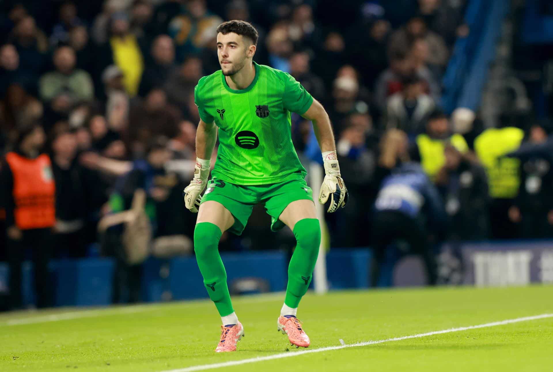 El portero del Barcelona Joan Garcia durante el partido de la UEFA Champions League que han jugado Chelsea y Barcelona en Londres, Reino Unido. EFE/EPA/NEIL HALL