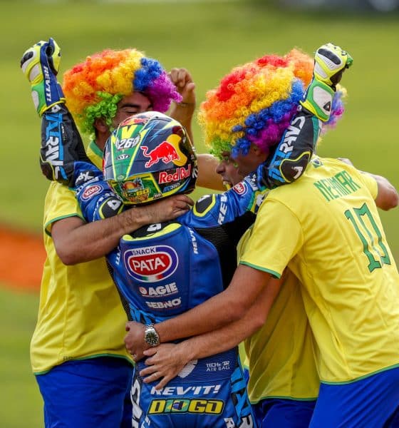 El piloto brasileño en la categoría de Moto 2, Diogo Moreira, celebra el campeonato al finalizar la carrera del Gran Premio de la Comunitat Valencia de MotoGP que se disputa en el Circuito Ricardo Tormo. EFE/Manuel Bruque