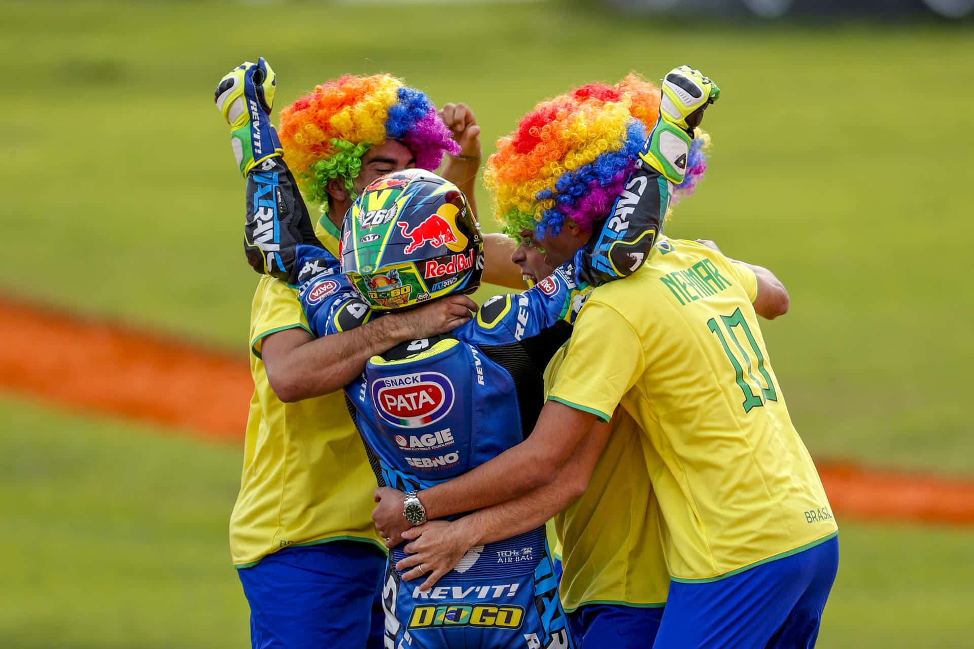El piloto brasileño en la categoría de Moto 2, Diogo Moreira, celebra el campeonato al finalizar la carrera del Gran Premio de la Comunitat Valencia de MotoGP que se disputa en el Circuito Ricardo Tormo. EFE/Manuel Bruque