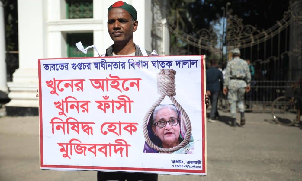 Dhaka (Bangladesh), 17/11/2025.- A person holds a placard featuring the face of former Banladeshi Prime Minister Sheikh Hasina in front of the International Crimes Tribunal (ICT), in the high court area in Dhaka, Banladesh, 17 November 2025. The International Crimes Tribunal-1 will deliver the verdict in the case against deposed prime minister Sheikh Hasina and two of her top aides. Sheikh Hasina faces charges of crimes against humanity, including murder, related to the July 2024 uprising. EFE/EPA/MONIRUL ALAM