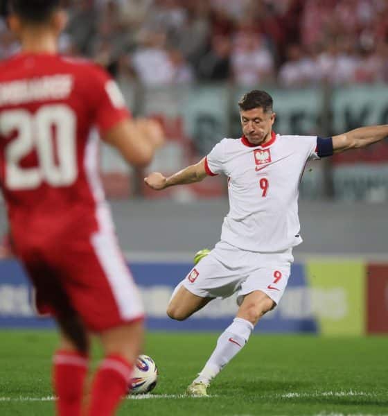 El polaco Robert Lewandowski, en acción durante el partido que su selección disputó este lunes contra Malta, correspondiente a la fase de clasificación europea para el Mundial 2026. . EFE/ Leszek Szymanski *POLAND OUT*
