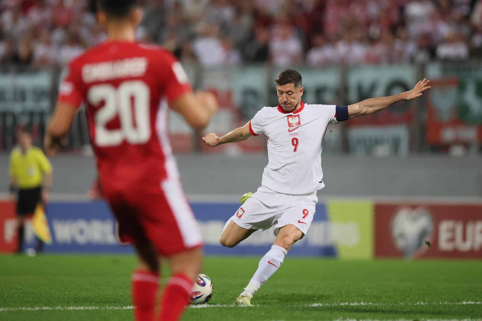 El polaco Robert Lewandowski, en acción durante el partido que su selección disputó este lunes contra Malta, correspondiente a la fase de clasificación europea para el Mundial 2026. . EFE/ Leszek Szymanski *POLAND OUT*