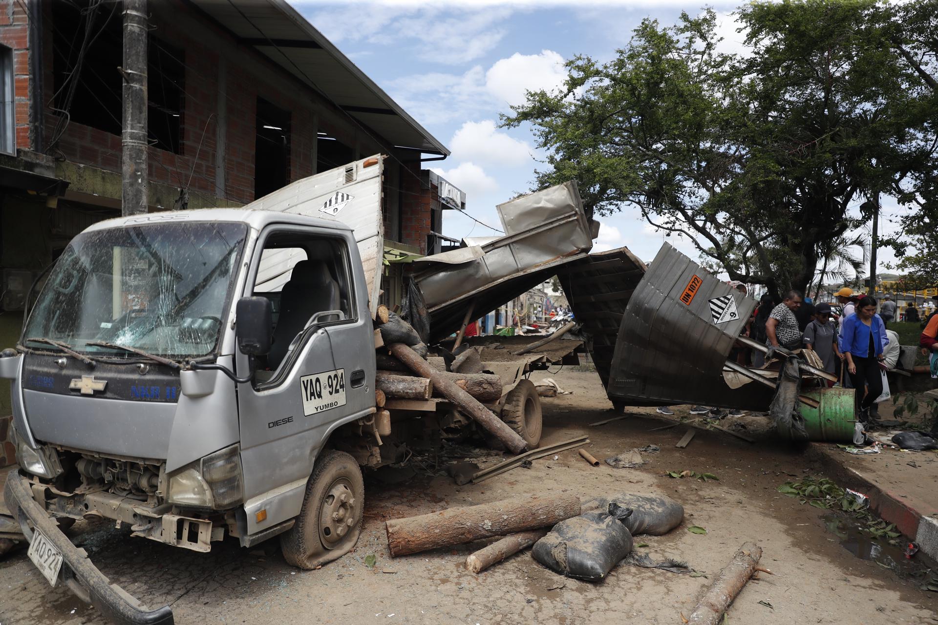 Fotografía que muestra los daños causados por una explosión este sábado, en Mondomo, Cauca (Colombia). EFE/ Ernesto Guzmán