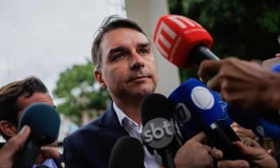 El senador Flávio Bolsonaro habla con periodistas a su llegada a la Superintendencia de la Policía Federal para visitar a su padre, el expresidente de Brasil Jair Bolsonaro, quien permanece detenido en el lugar, este martes en Brasilia (Brasil). EFE/Isaac Fontana