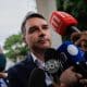 El senador Flávio Bolsonaro habla con periodistas a su llegada a la Superintendencia de la Policía Federal para visitar a su padre, el expresidente de Brasil Jair Bolsonaro, quien permanece detenido en el lugar, este martes en Brasilia (Brasil). EFE/Isaac Fontana