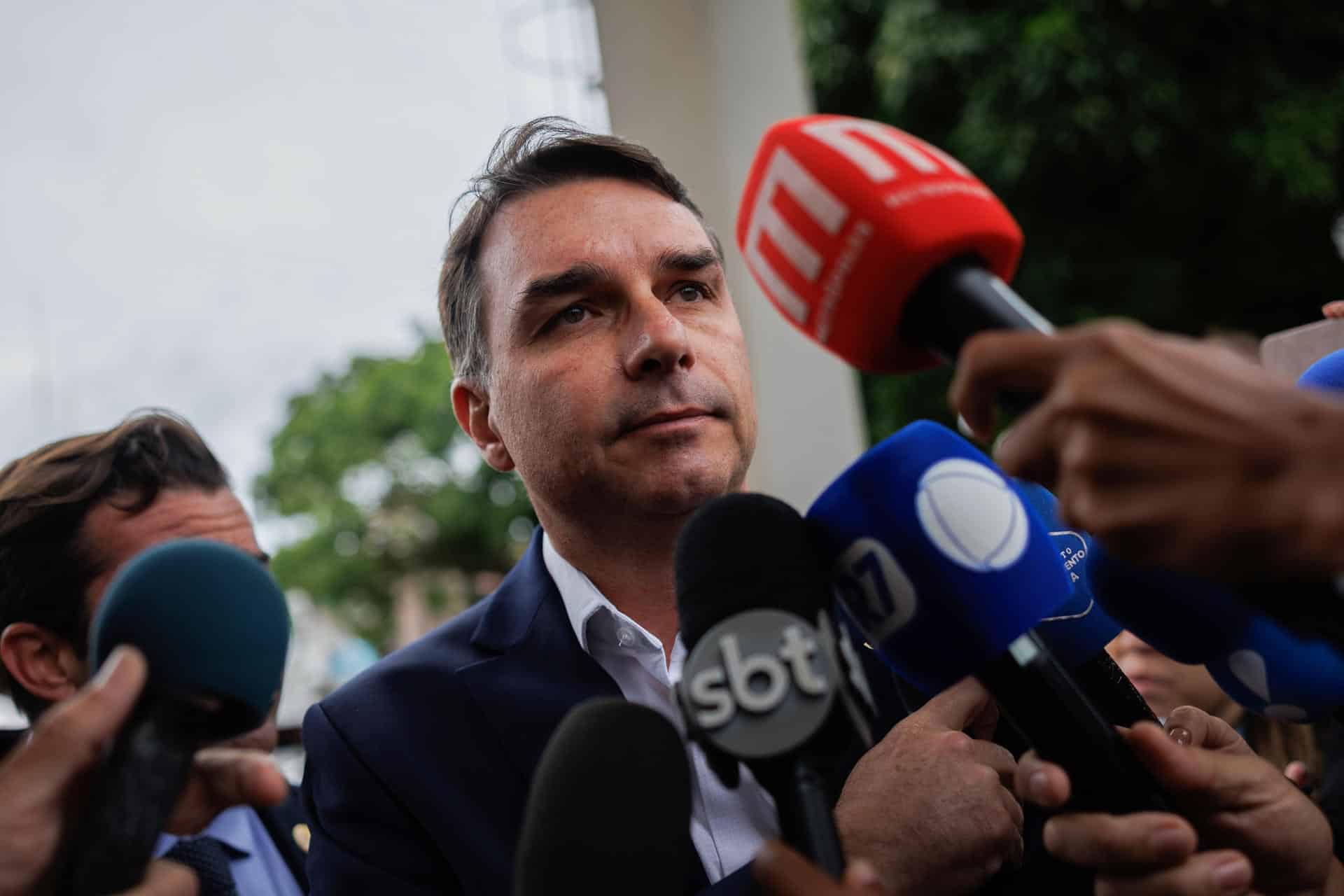 El senador Flávio Bolsonaro habla con periodistas a su llegada a la Superintendencia de la Policía Federal para visitar a su padre, el expresidente de Brasil Jair Bolsonaro, quien permanece detenido en el lugar, este martes en Brasilia (Brasil). EFE/Isaac Fontana
