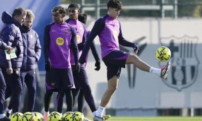 El jugador del FC Barcelona Pau Cubarsí durante el entrenamiento que el equipo azulgrana ha llevado a cabo en el ciudad deportiva Joan Gamper para preparar el partido de LaLiga que disputarán ante el Alavés en el Camp Nou. EFE/Enric Fontcuberta.