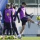 El jugador del FC Barcelona Pau Cubarsí durante el entrenamiento que el equipo azulgrana ha llevado a cabo en el ciudad deportiva Joan Gamper para preparar el partido de LaLiga que disputarán ante el Alavés en el Camp Nou. EFE/Enric Fontcuberta.