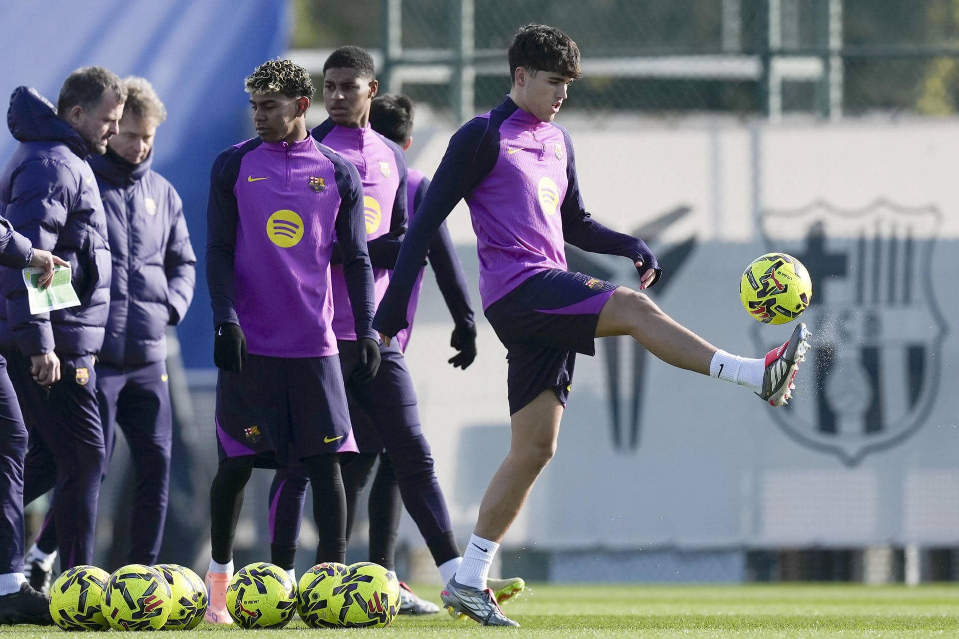 El jugador del FC Barcelona Pau Cubarsí durante el entrenamiento que el equipo azulgrana ha llevado a cabo en el ciudad deportiva Joan Gamper para preparar el partido de LaLiga que disputarán ante el Alavés en el Camp Nou. EFE/Enric Fontcuberta.