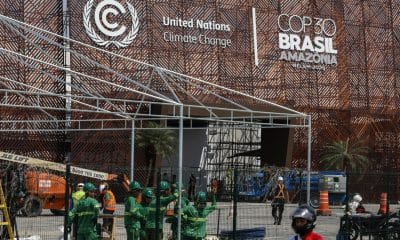 Fotografía del 31 de octubre de 2025 que muestra a personas trabajando en el centro de convenciones Parque da Cidade, en Belém (Brasil). EFE/ Sebastiao Moreira