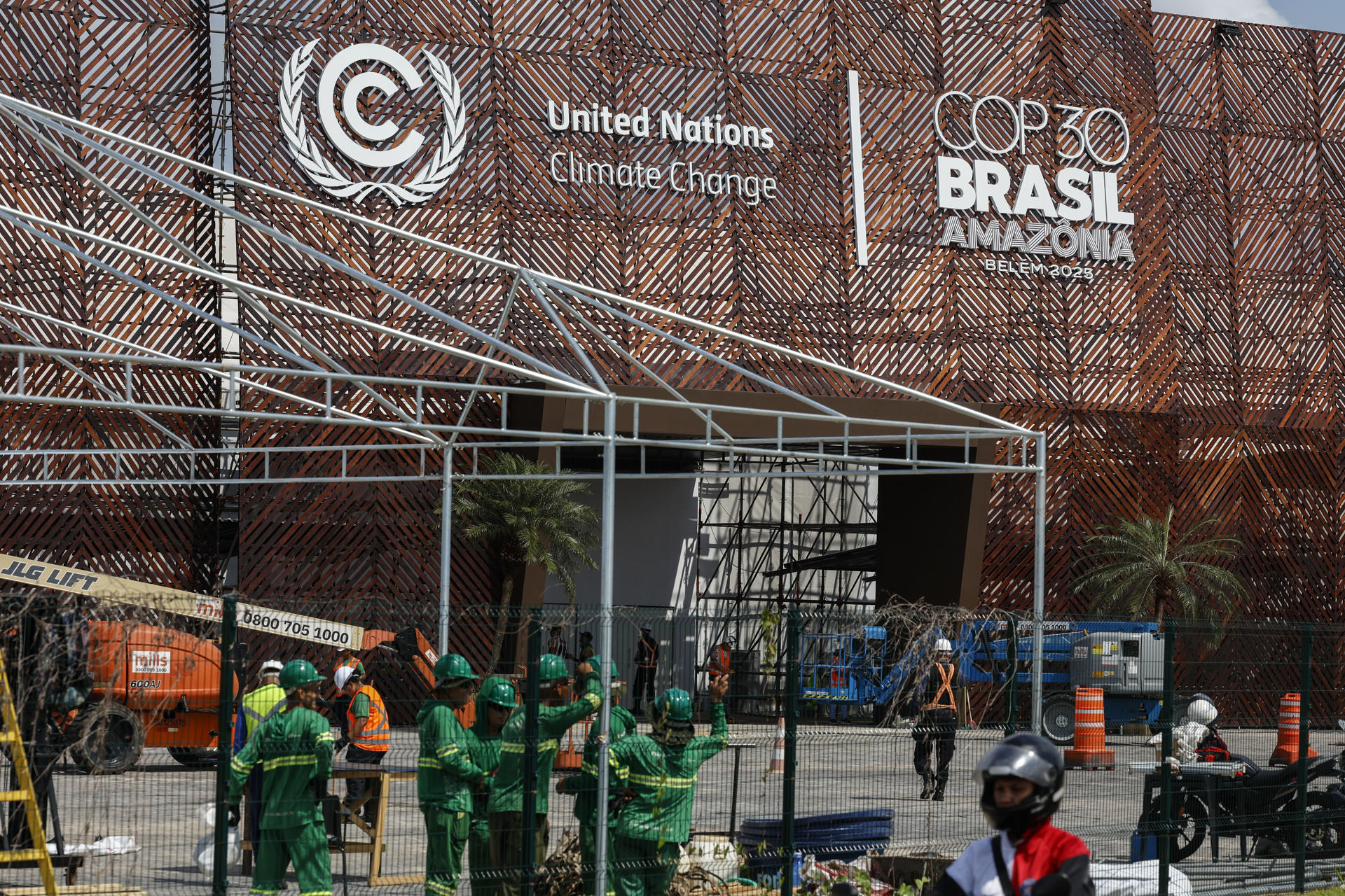Fotografía del 31 de octubre de 2025 que muestra a personas trabajando en el centro de convenciones Parque da Cidade, en Belém (Brasil). EFE/ Sebastiao Moreira