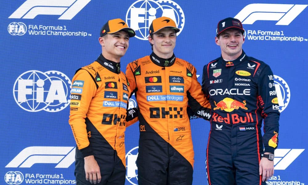 (de i. a d.) El piloto británico del equipo McLaren Lando Norris, líder del Mundial de Fórmula Uno; su compañero australiano Oscar Piastri -segundo en la general- y el cuádruple campeón del mundo neerlandés del equipo Oracle Red Bull Racing Max Verstappen -tercero en el certamen- en una imagen de archivo durante el pasado Gran Premio de España, en el circuito de Barcelona-Cataluña, en Montmeló (Barcelona). EFE/Siu Wu