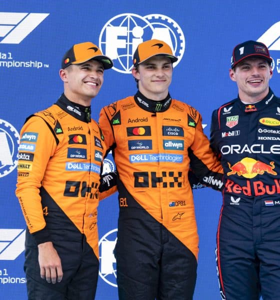 (de i. a d.) El piloto británico del equipo McLaren Lando Norris, líder del Mundial de Fórmula Uno; su compañero australiano Oscar Piastri -segundo en la general- y el cuádruple campeón del mundo neerlandés del equipo Oracle Red Bull Racing Max Verstappen -tercero en el certamen- en una imagen de archivo durante el pasado Gran Premio de España, en el circuito de Barcelona-Cataluña, en Montmeló (Barcelona). EFE/Siu Wu