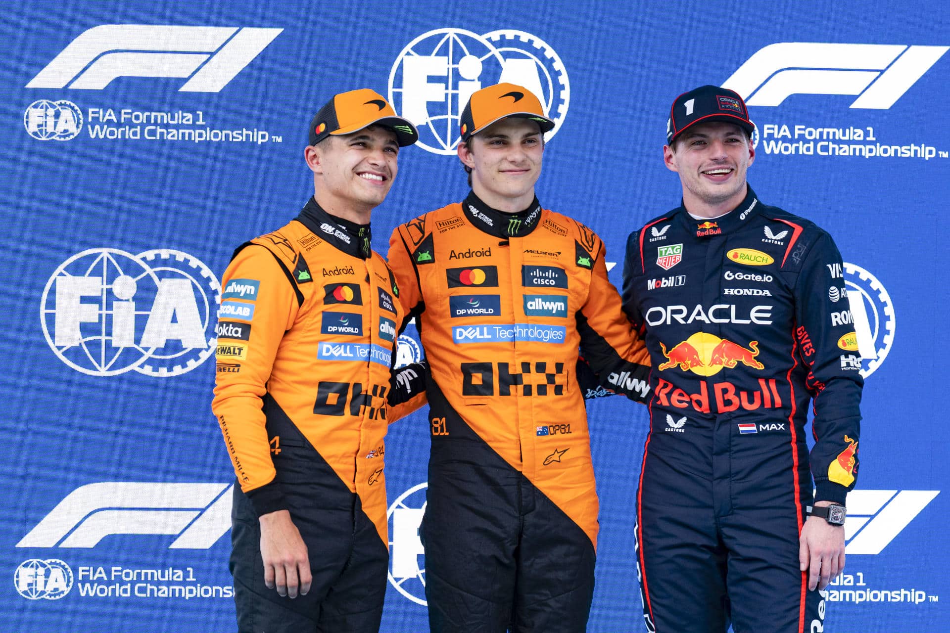 (de i. a d.) El piloto británico del equipo McLaren Lando Norris, líder del Mundial de Fórmula Uno; su compañero australiano Oscar Piastri -segundo en la general- y el cuádruple campeón del mundo neerlandés del equipo Oracle Red Bull Racing Max Verstappen -tercero en el certamen- en una imagen de archivo durante el pasado Gran Premio de España, en el circuito de Barcelona-Cataluña, en Montmeló (Barcelona). EFE/Siu Wu