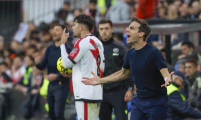 El entrenador del Rayo Vallecano, Íñigo Pérez, durante el partido de la jornada 12 de LaLiga EA Sports que Rayo Vallecano y Real Madrid disputaron en el Estadio de Vallecas, en la capital española. EFE/ Mariscal