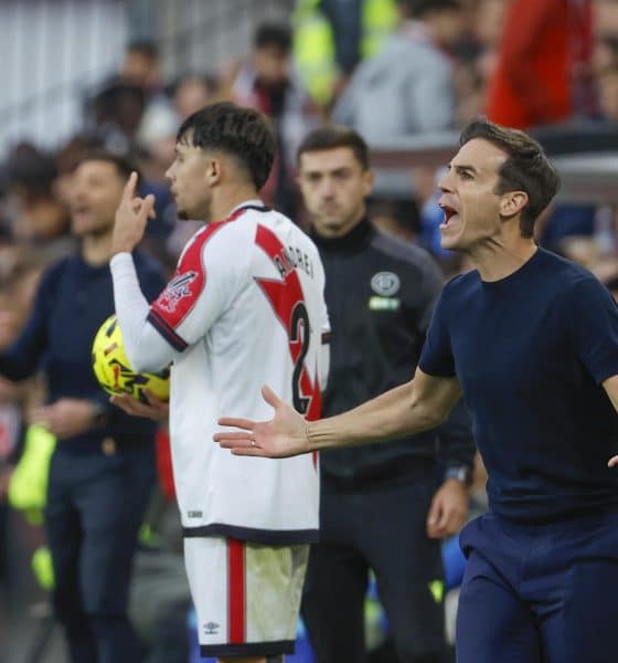 El entrenador del Rayo Vallecano, Íñigo Pérez, durante el partido de la jornada 12 de LaLiga EA Sports que Rayo Vallecano y Real Madrid disputaron en el Estadio de Vallecas, en la capital española. EFE/ Mariscal