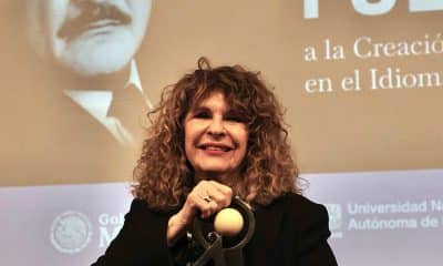 Fotografía cedida hoy, por la Universidad Nacional Autónoma de México (UNAM) de la poeta y novelista nicaragüense Gioconda Belli posando con el premio Carlos Fuentes a la creación literaria en idioma español, en la Ciudad de México (México). EFE/Universidad Nacional Autónoma de México/SOLO USO EDITORIAL/NO VENTAS/SOLO DISPONIBLE PARA ILUSTRAR LA NOTICIA QUE ACOMAPAÑA (CRÉDITO OBLIGATORIO)