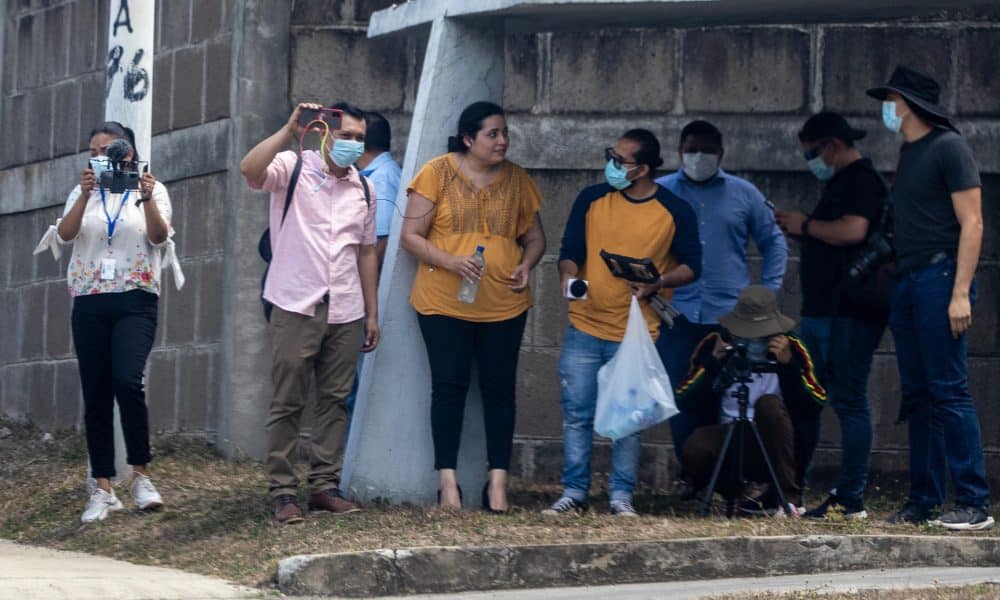 Fotografía del 7 de junio de 2021 de la periodista Jennifer Ortiz (c) durante una cobertura, en Managua (Nicaragua). EFE/STR