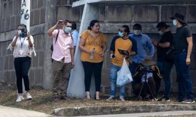 Fotografía del 7 de junio de 2021 de la periodista Jennifer Ortiz (c) durante una cobertura, en Managua (Nicaragua). EFE/STR