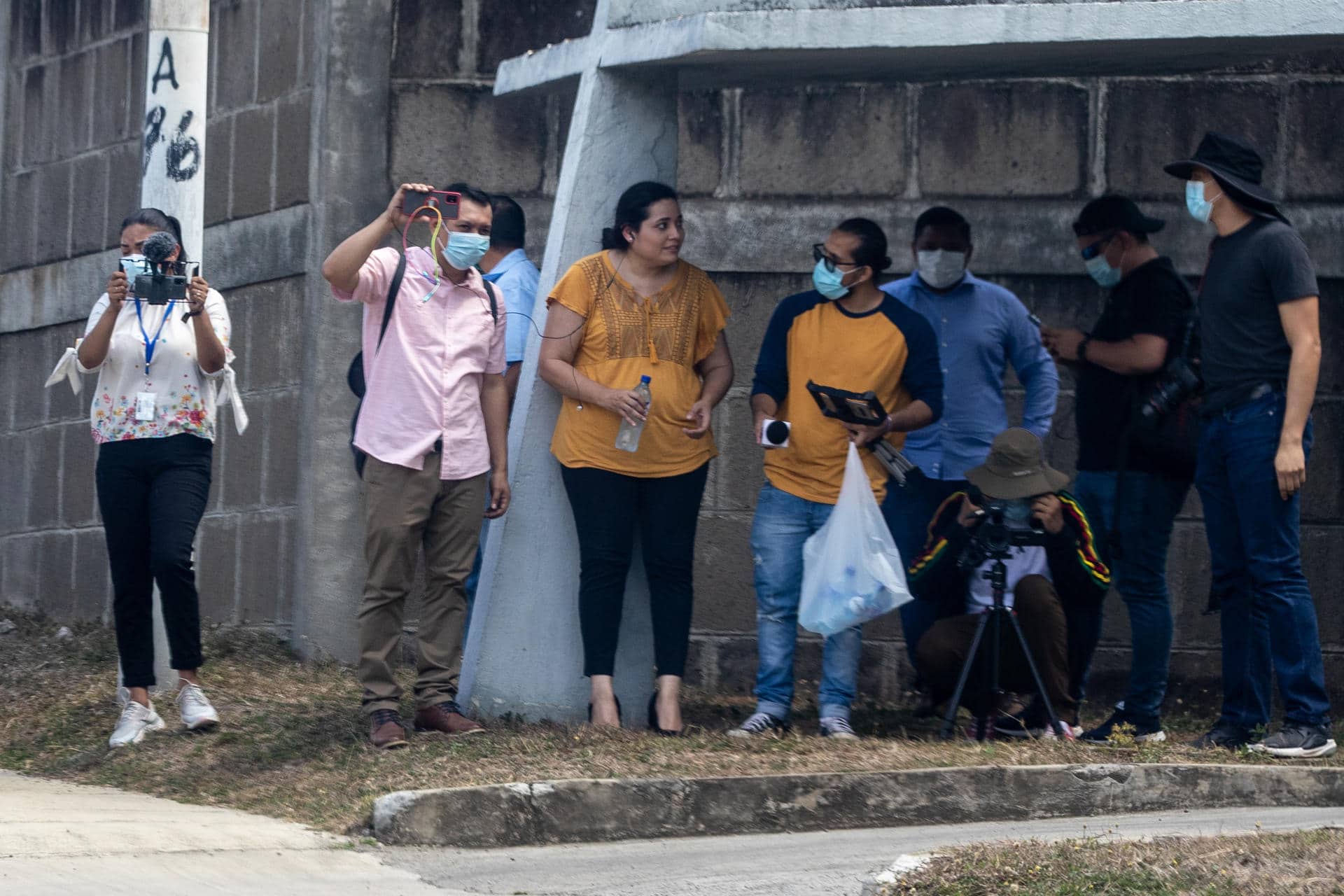 Fotografía del 7 de junio de 2021 de la periodista Jennifer Ortiz (c) durante una cobertura, en Managua (Nicaragua). EFE/STR