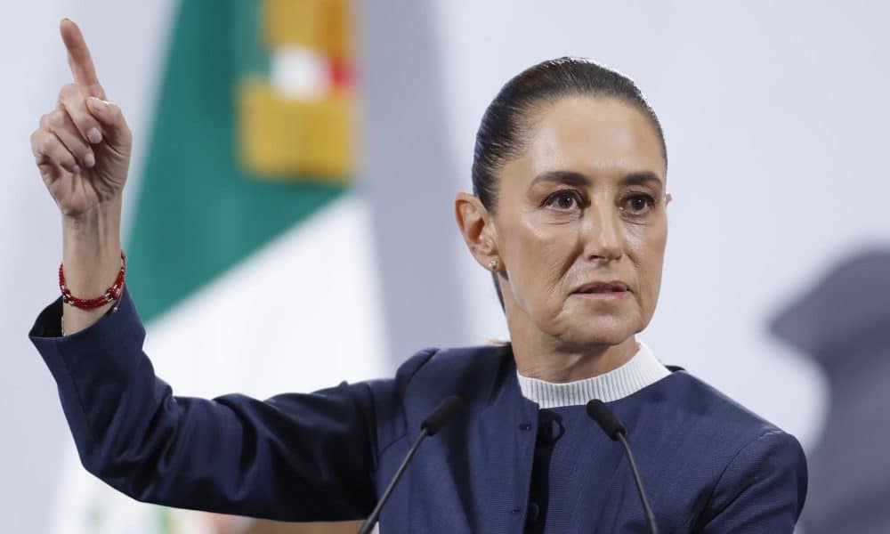 La presidenta de México, Claudia Sheinbaum, habla durante una rueda de prensa este lunes en Palacio Nacional de la Ciudad de México (México). EFE/Sáshenka Gutiérrez